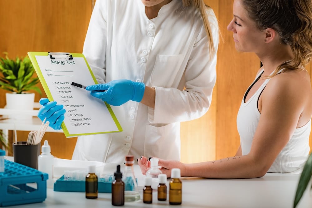 Allergy specialist treating food allergy symptoms.